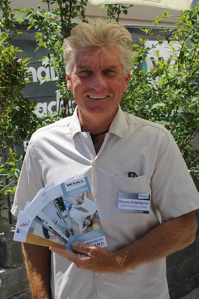 Mann im vor einem Strauch